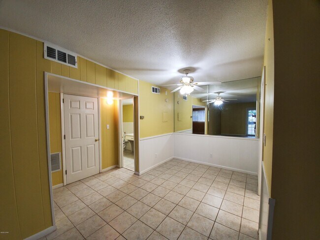 Foto del edificio - 2100 W Beach Dr