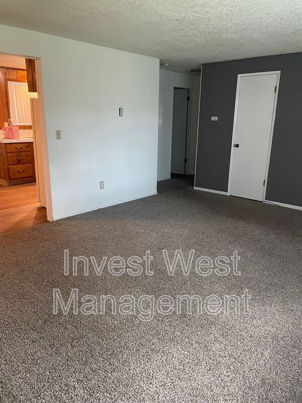 Foto del edificio - 524 NE Anderson Rd