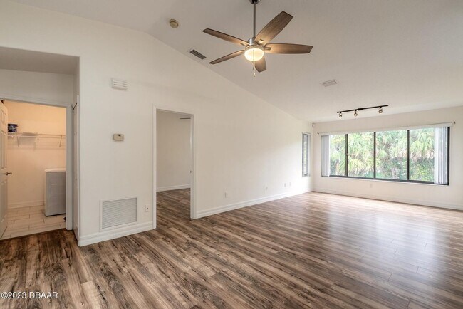 Building Photo - 2 bed 2 bath Townhome for rent
