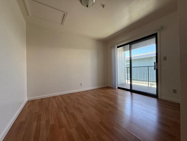 Foto del edificio - A bright and clean 2-bed, 1-bath home located in Oakland’s convenient Laurel District.