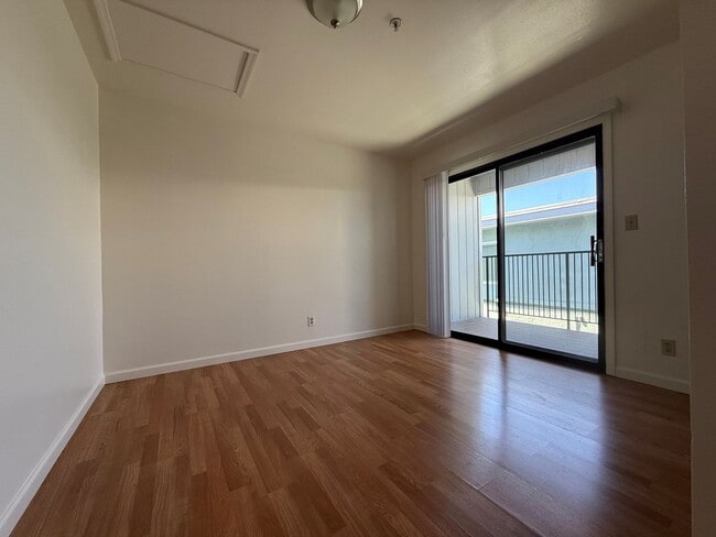 Building Photo - A bright and clean 2-bed, 1-bath home located in Oakland’s convenient Laurel District.