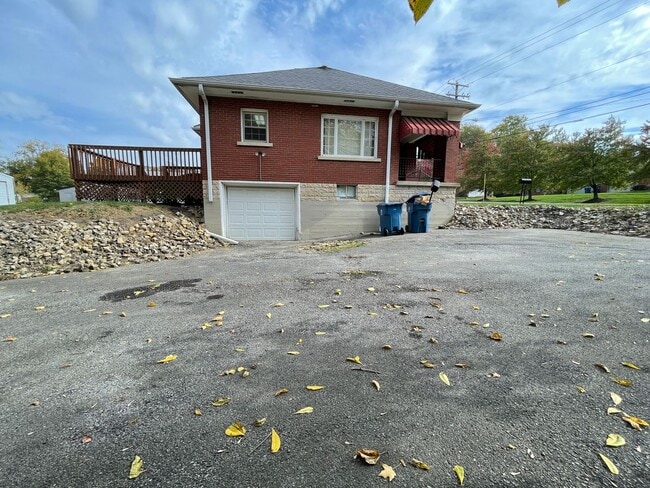 Building Photo - Great Brick Home or Office Space near down...