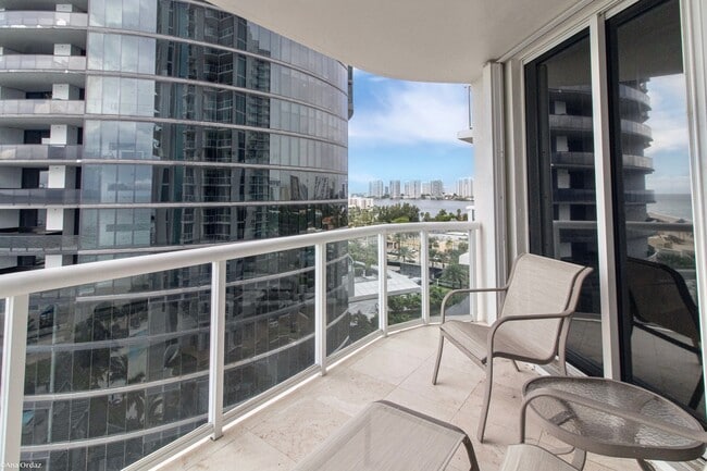 Foto del edificio - 18671 Collins Ave