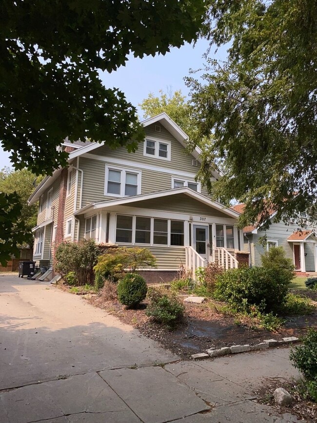 Building Photo - Spacious & Updated 3 Bedroom unit - PRE LEASING for 26/27 School year!