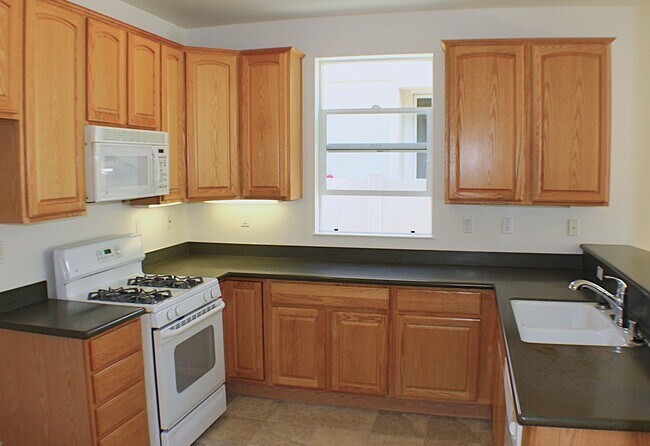 Building Photo - Sweet Senior Rental in Solera