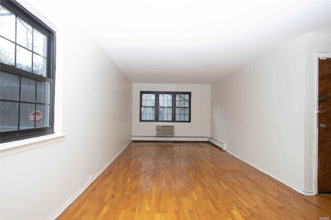Foto del edificio - 68-23 Douglaston Pkwy