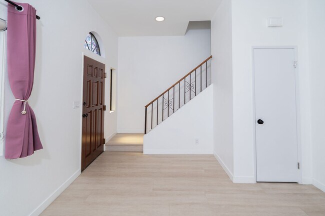 Foto del edificio - BEAUTIFUL 4 Bed 3 Bath unit