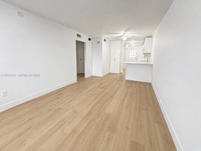 Foto del edificio - 301 Bonaventure Blvd