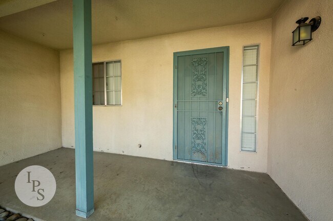 Foto del edificio - N.E. Fresno Home, 3BR/2BA, Blt 1988, POOL + Living & Family Rooms - Lots of Amenities!