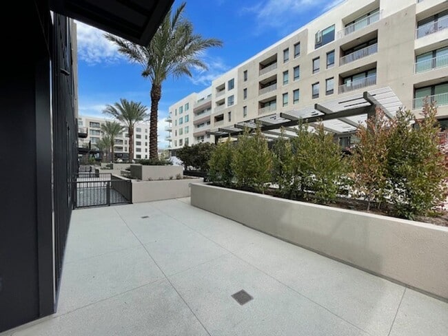 Building Photo - Luxury, Sophisticated Living Experience at...