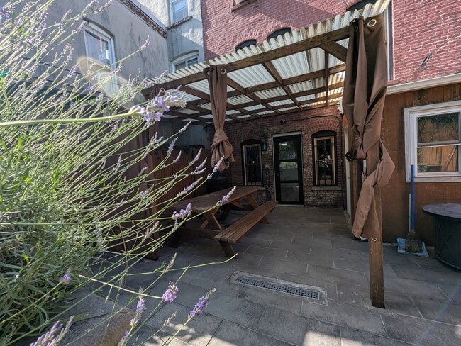 Building Photo - 868 Saint Johns Pl