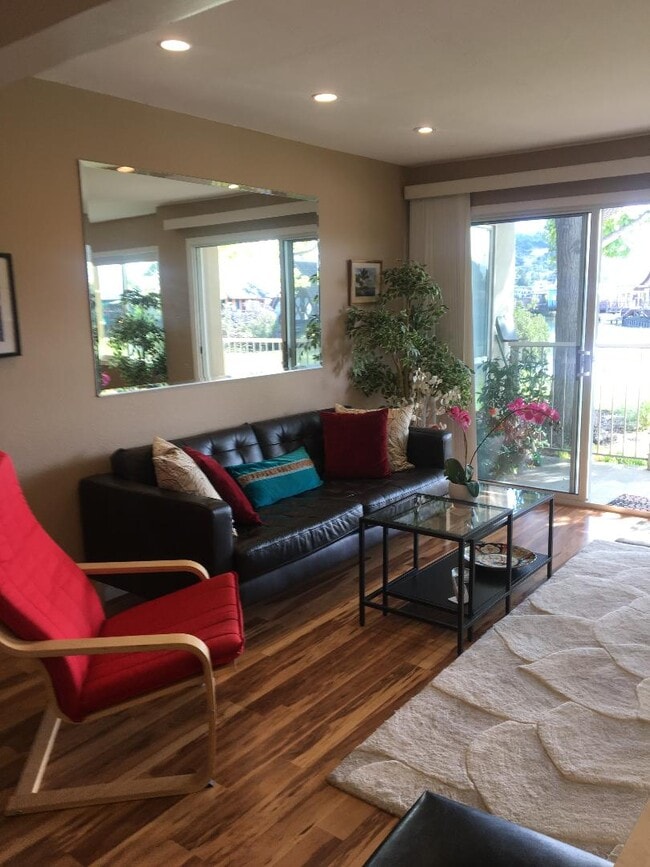 Building Photo - 396 Larkspur Plaza Dr