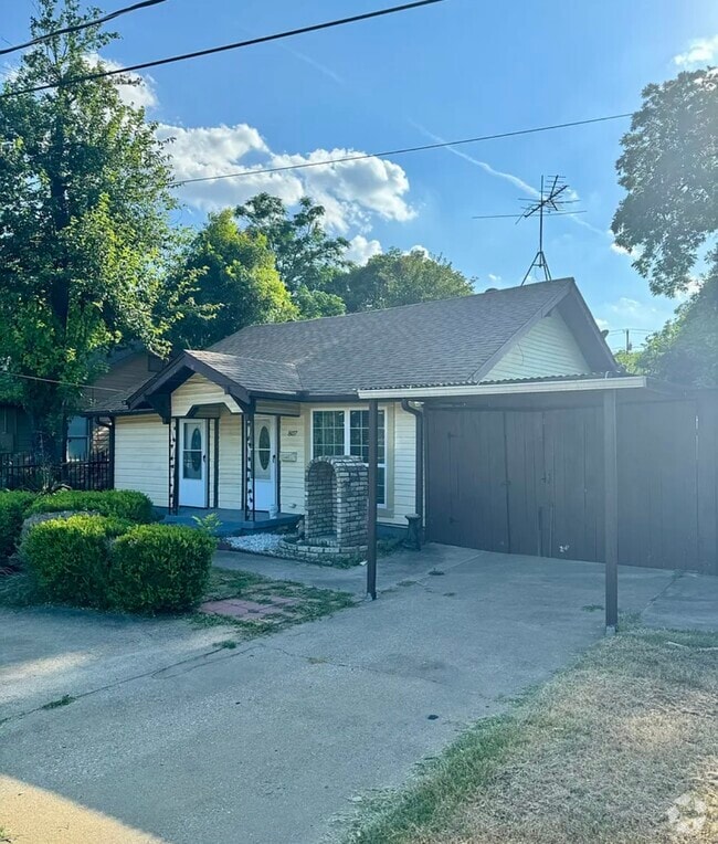 Building Photo - 807 S Van Buren Ave