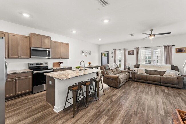 Foto del edificio - 5899 Tyndall Pl