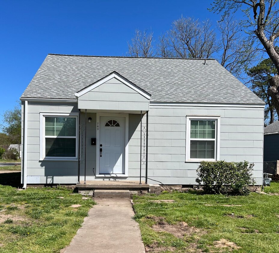 Foto principal - Adorable 2 bedroom 1 bath home in Tulsa.