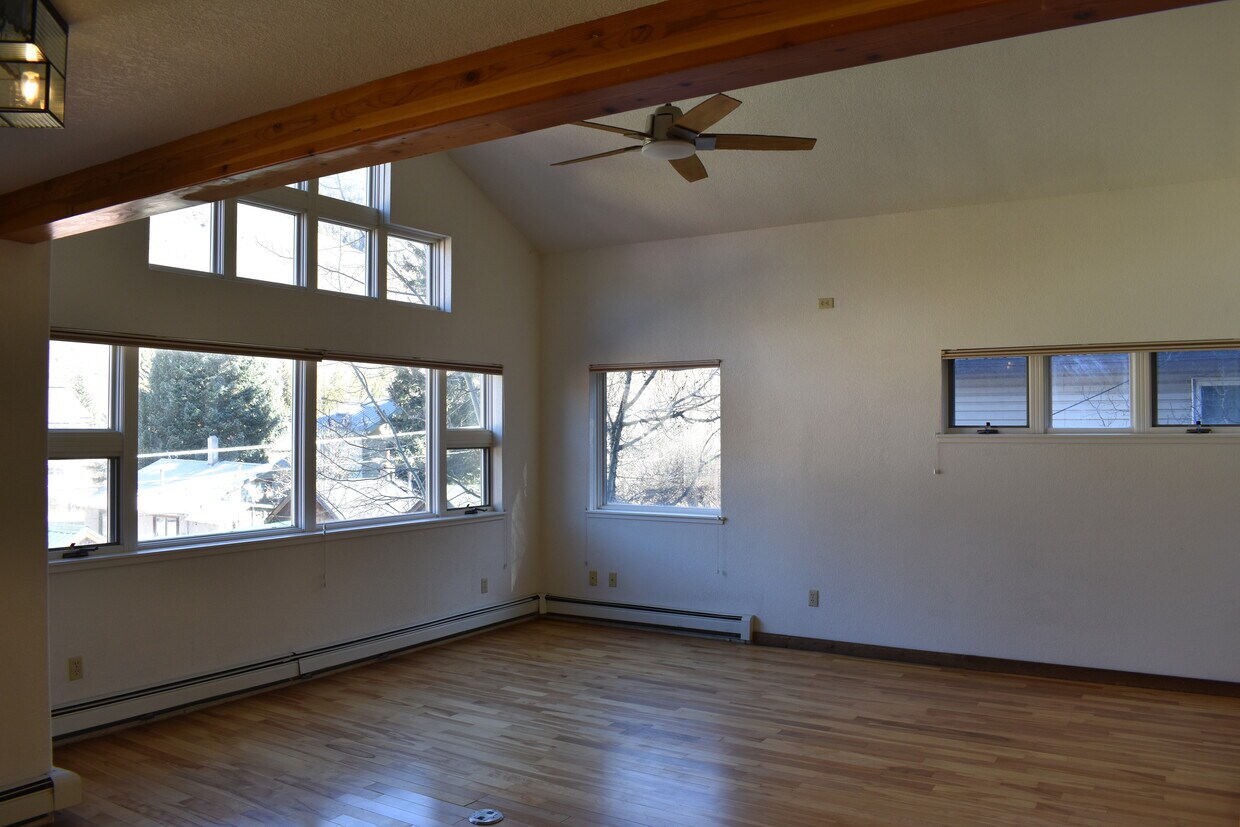 Primary Photo - 663 Boulder St