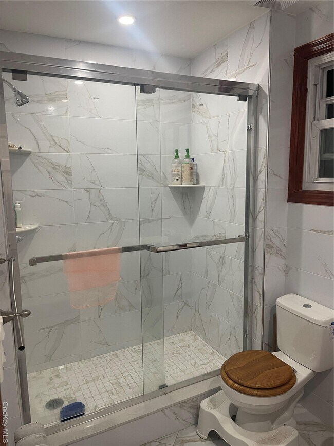 Foto del edificio - 103 E St Marks Pl