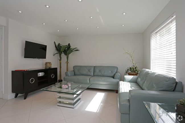 Leasing office - Banyan Club