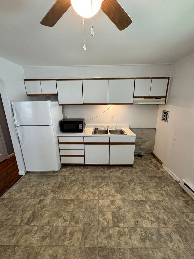Foto del edificio - 3 bedroom house on quiet dead end! All ele...