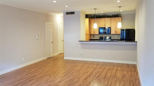 Building Photo - 410 Wilcrest Dr