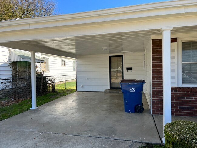 Building Photo - 3 Bed 1.5 Bath Home