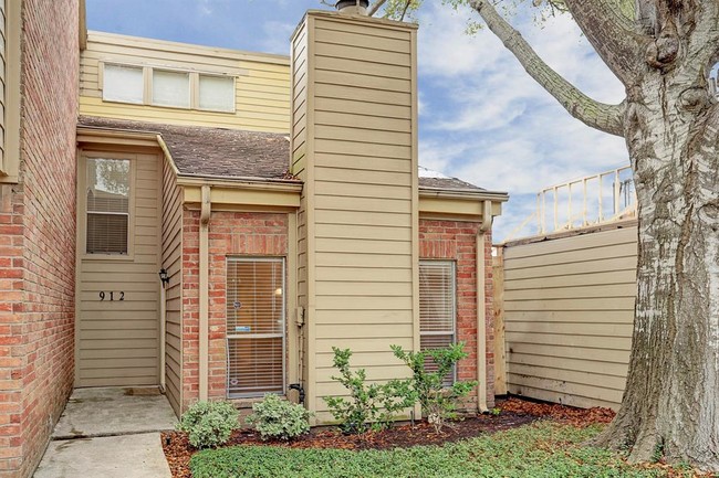 Building Photo - 912 Memorial Village Dr