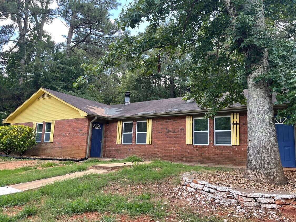Primary Photo - 2 bedroom duplex off 441 N Available Now!