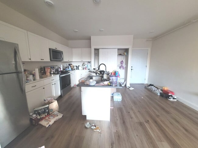 Building Photo - 2577 Downer