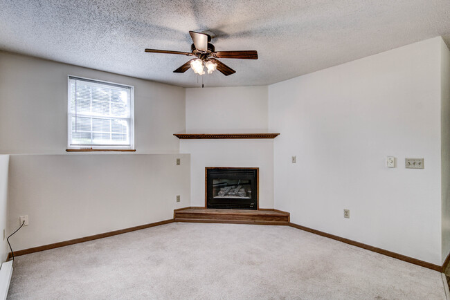 Building Photo - 627 Maple St