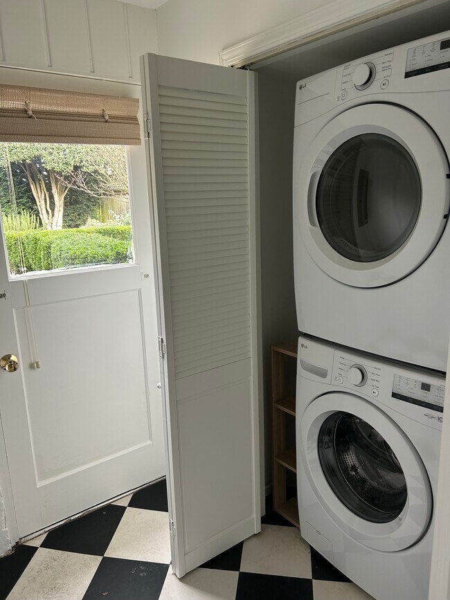 Entry way from backyard to mudroom and W/D - 908 NW 105th St