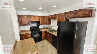 Building Photo - 810 S Langley Ave