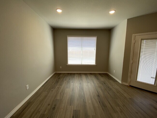 Building Photo - Large 4/2 in Wolfforth!!