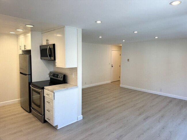 Foto del edificio - Bright and breezy, updated 2+2 condo in Playa Del Rey, fireplace, pool