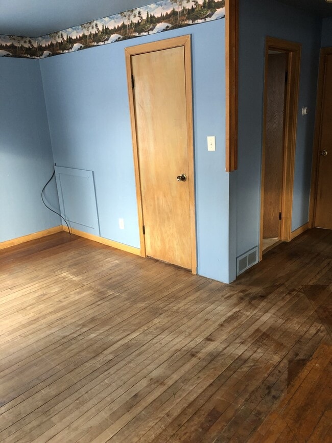 Building Photo - 539 Elm St