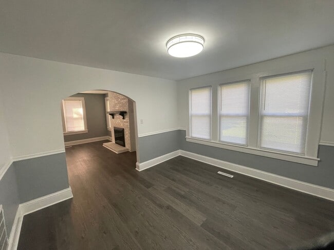 Foto del edificio - 4 bedroom 2 bathroom house available.