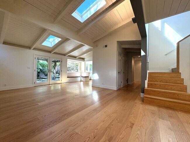 Building Photo - Beautifully Updated 5-Bedroom Home coming ...