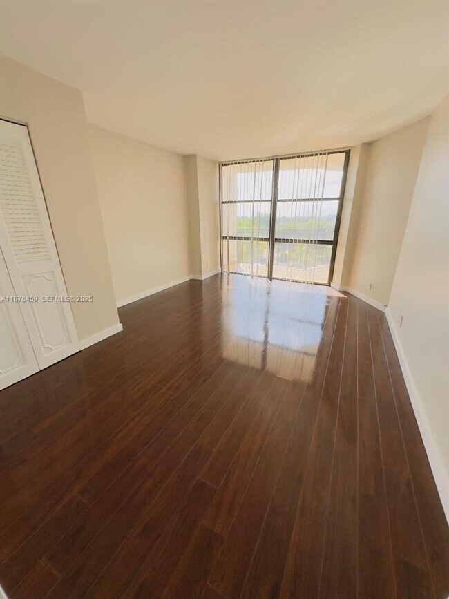 Building Photo - 800 Parkview Dr