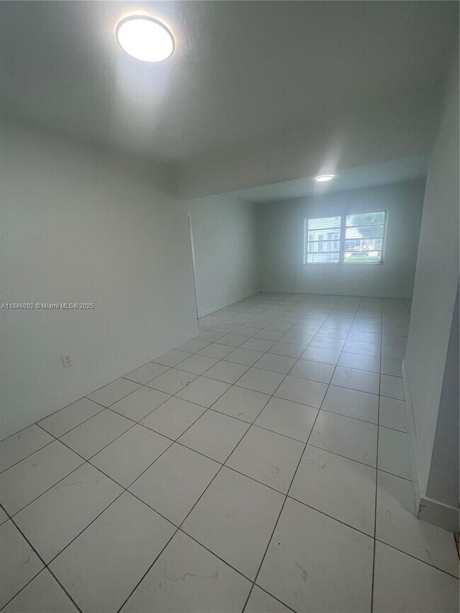 Foto del edificio - 553 SW 7th St