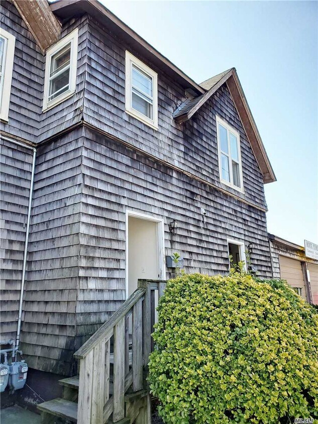 136 N Carll Ave, Babylon, NY 11702 Room for Rent in Babylon, NY