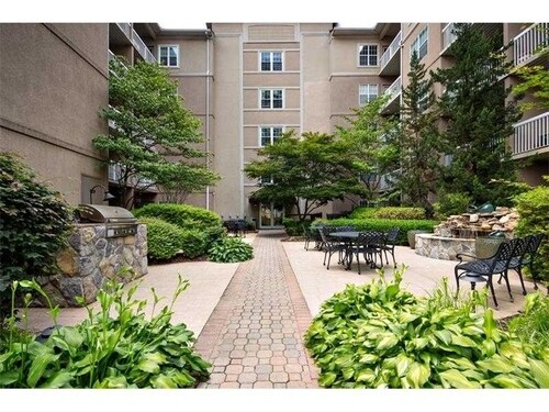 Jardín con zona de barbacoa. - 1074 Peachtree Walk NE