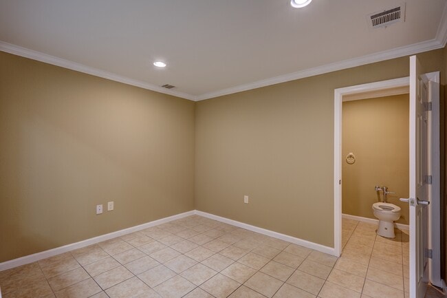 Building Photo - 914 Oak Glen Dr