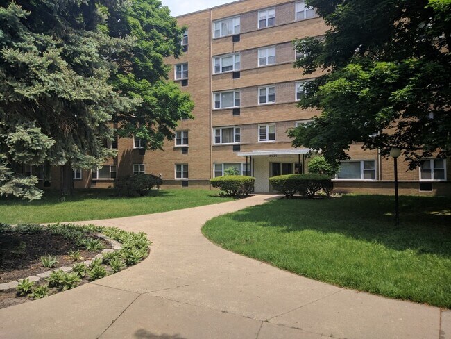 Foto del edificio - 2025 W Granville Ave