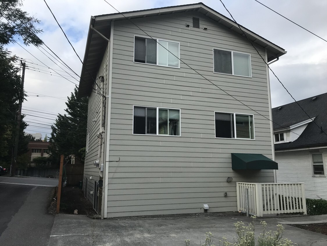 Primary Photo - 1015 E Jefferson St