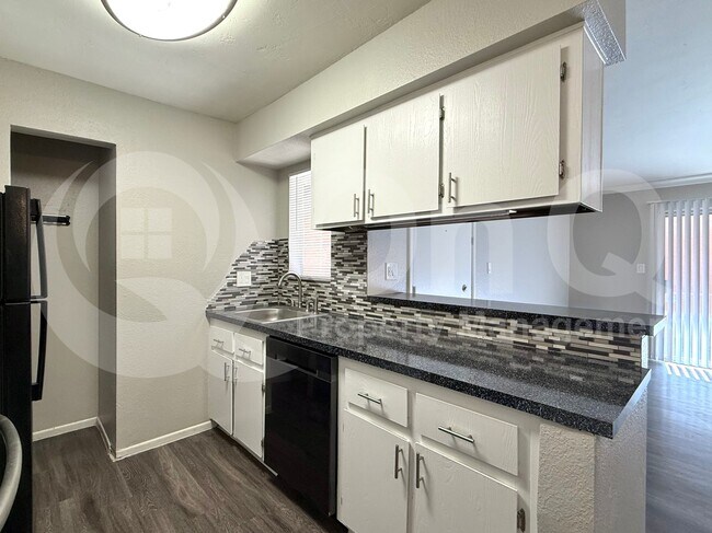 Building Photo - 2625 E Indian School Rd