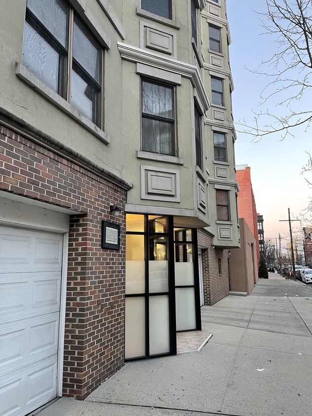 Primary Photo - 208 Grand St