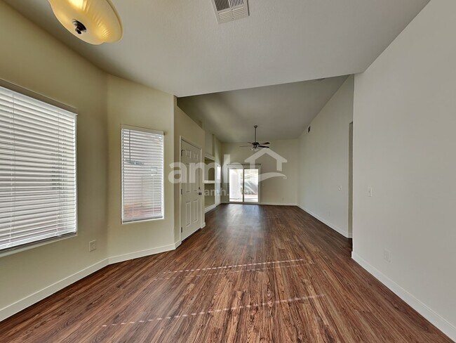 Foto del edificio - 7728 Sublimity Ave