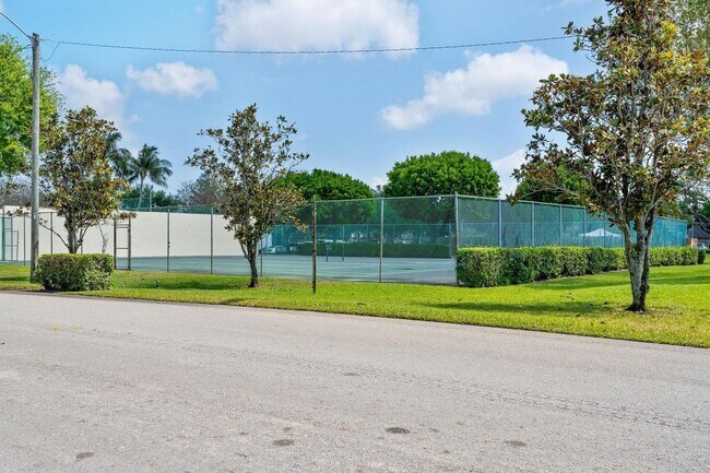 Building Photo - 1720 Forest Lakes Cir