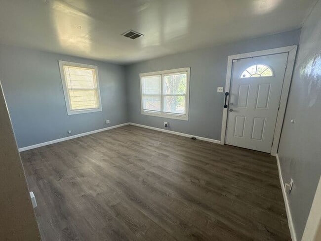 Foto del edificio - Recently renovated 4 bed/1 bath!