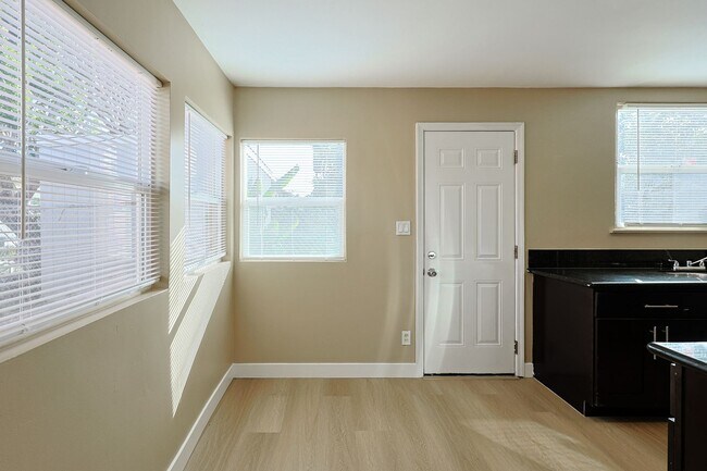 Foto del edificio - 5461-65 Imperial Ave