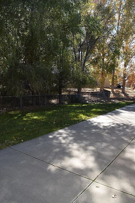 back yard / patio - 817 W Sage St